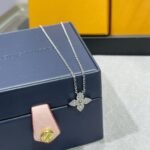 LOUIS VUITTON Idylle Blossom Pendant - Image 4