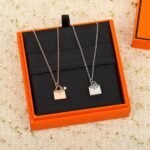 HERMES Amulettes Kelly pendant - Image 4